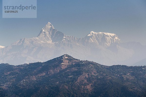 Gipfel von Annapurna III und Machapuchare im Dunst hinter dem Kamm von Sarangkot  Thumki  Kaski  Nepal  Asien