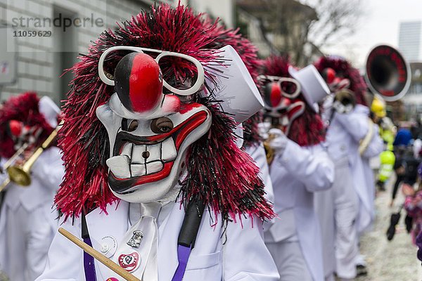 Menschen tragen Kostüme und Masken bei der großen Prozession der Basler Fasnacht  Basel  Schweiz  Europa