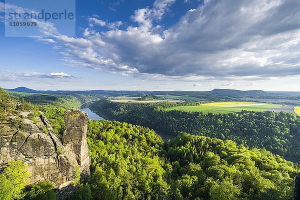 Landschaft mit Felsformationen  Fluss Elbe  blauer bewölkter Himmel  Nationalpark Sächsische Schweiz  Bad Schandau  Sachsen  Deutschland  Europa