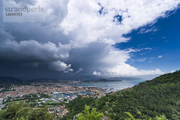 Große dunkle Gewitterwolke nähert sich Stadt La Spezia und dem Hafen  Provinz La Spezia  Ligurien  Italien  Europa