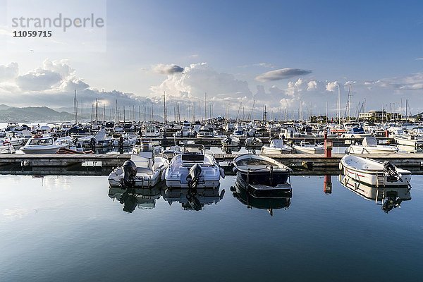Segel- und Motorboote liegen im Hafen vor Anker  Provinz La Spezia  Ligurien  Italien  Europa