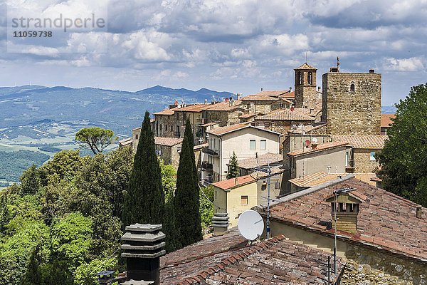 Blick über Häuser in Richtung Tal  Sassa  Toskana  Italien  Europa
