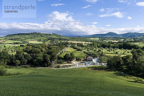 Heiße Quellen von Saturnia  Thermalort in typischer grüner Toskana-Landschaft mit Hügeln  Saturnia  Toskana  Italien  Europa