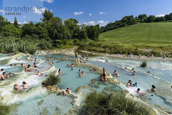 Menschen baden in den heißen Quellen von Saturnia  Thermalort  Saturnia  Toskana  Italien  Europa