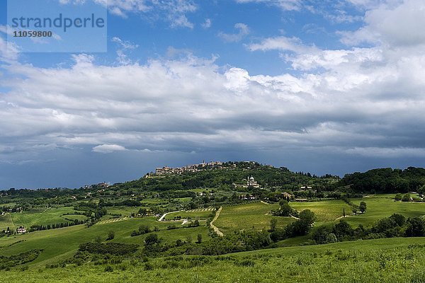 Eine Stadt im Val d'Orcia auf einem Hügel  umgeben von Bauernhöfen und Feldern  Montepulciano  Toskana  Italien  Europa