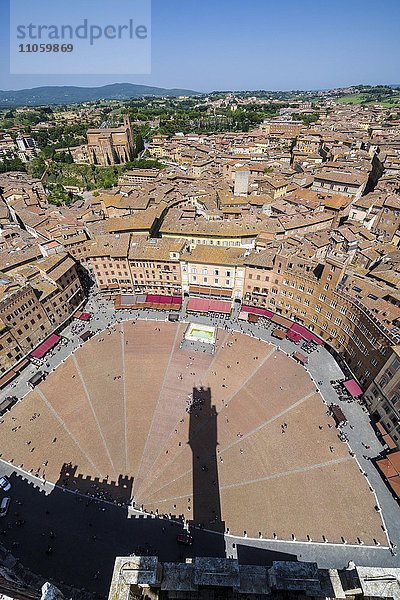 Ausblick auf die Piazza del Campo und Dächer der Stadt vom Torre del Mangia  Siena  Toskana  Italien  Europa