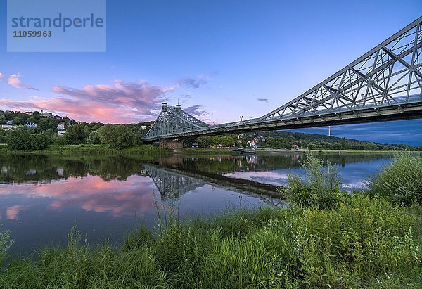 Blaues Wunder  Loschwitzer Brücke  historische Elbbrücke  in der Abenddämmerung  Dresden  Sachsen  Deutschland  Europa