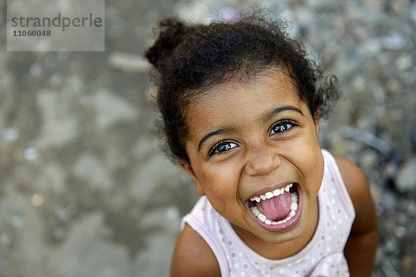 Lachendes Mädchen  3 Jahre  in einem Armenviertel  Favela 21 de Abril  Sao Paulo  Brasilien  Südamerika