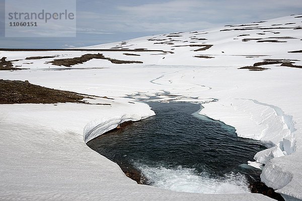 Teilweise zugefrorener See Heidarvatn mit Schnee  Landschaft zwischen Seydisfjördur und Egilsstadir  Vestdalsheidi  Island  Europa