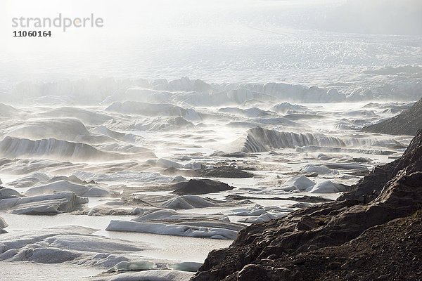 Gletschersee und Gletscher bei Nebel  Hoffellsjökull glacier  Island  Europa