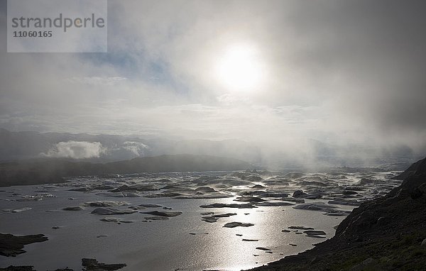 Gletschersee bei Nebel  Gletscher Hoffellsjökull  Island  Europa
