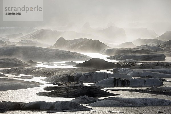 Gletschersee und Gletscher bei Nebel  Hoffellsjökull glacier  Island  Europa