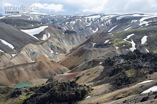 Vulkanische Landschaft mit Schnee  Landmannalaugar  Fjallabak Nationalpark  Island  Europa