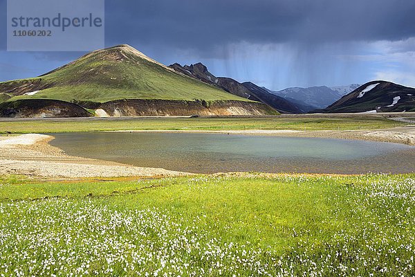 Vulkanische Landschaft  Landmannalaugar  Gletscherfluss Joekugilskvisl  Fjallabak Nationalpark  Island  Europa