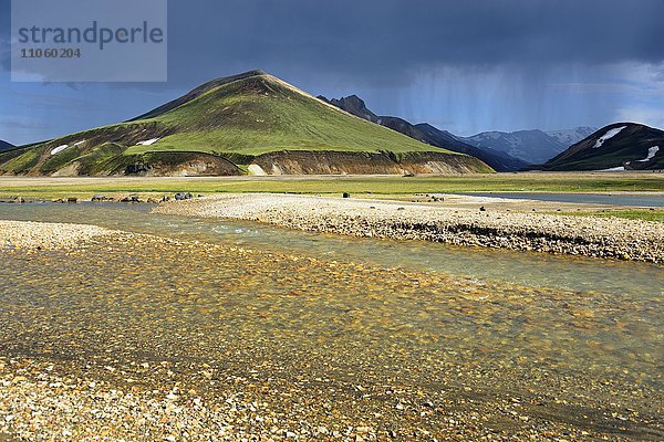 Vulkanische Landschaft  Landmannalaugar  Gletscherfluss Joekugilskvisl  Fjallabak Nationalpark  Island  Europa