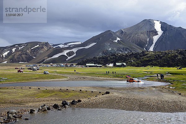 Vulkanische Landschaft  Landmannalaugar  Auto fährt durch Gletscherfluss Joekugilskvisl  Fjallabak Nationalpark  Island  Europa