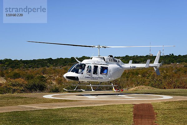 Hubschrauber am Landeplatz beim Start  Sambesi Hubschrauber  Simbabwe  Afrika