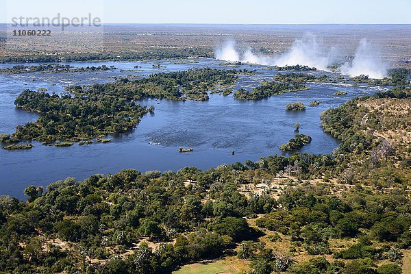 Luftaufnahme  Sambesi Fluss mündet in die Viktoriafälle  Grenze Sambia und Simbabwe  Afrika