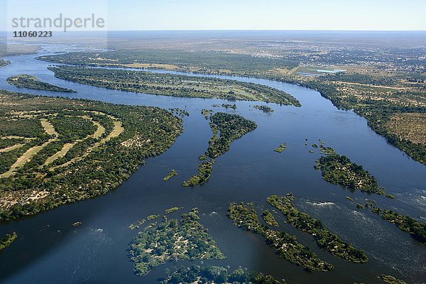 Flusslandschaft  Fluss Sambesi mit kleinen Inseln  Sambia  Afrika