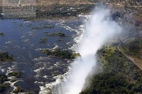 Luftaufnahme  Sambesi Fluss mündet in die Viktoriafälle  Grenze Sambia und Simbabwe  Afrika