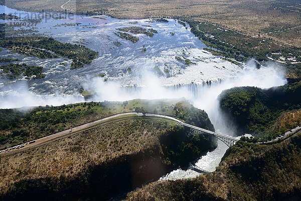 Luftaufnahme  Sambesi Fluss mündet in die Viktoriafälle  Wasserfall  Grenze Sambia und Simbabwe  Afrika