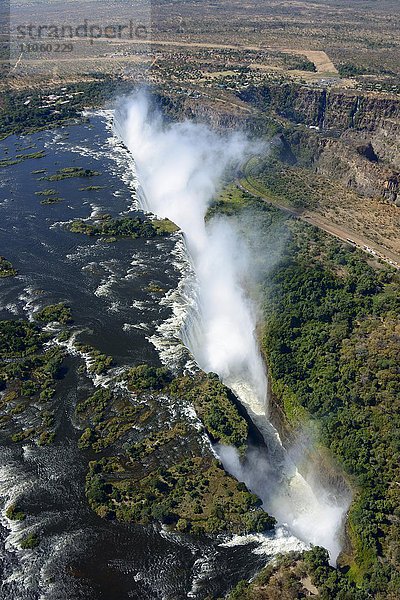 Luftaufnahme  Sambesi Fluss mündet in die Viktoriafälle  Wasserfall  Grenze Sambia und Simbabwe  Afrika