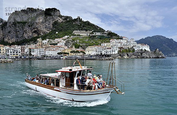 Ausflugsboot vor dem Städtchen Amalfi  Amalfiküste  Costiera Amalfitana  Provinz Salerno  Kampanien  Italien  Europa