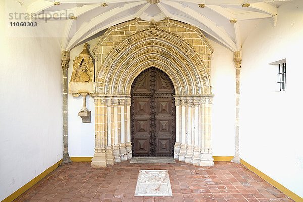 Eingang zur Kirche Sao Joao Evangelista  UNESCO Weltkulturerbe  Évora  Alentejo  Portugal  Europa