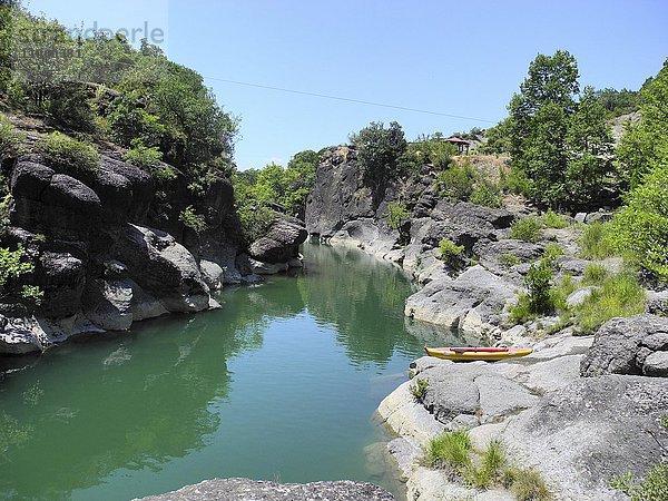 Fluss Pinios zwischen Felsen  bei Trikala  Griechenland  Europa