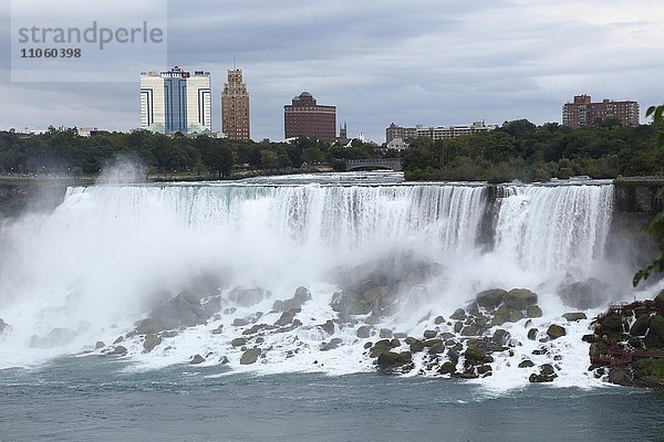 Blick auf die American Falls  Niagara Falls  Ontario Provinz  Kanada  Nordamerika