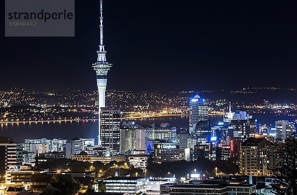 Skyline von Auckland bei Nacht  Central Business District CBD  Auckland  Neuseeland  Ozeanien