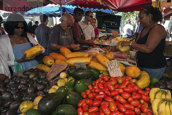 Gemüse und Obstverkauf  Verkaufsstand  Wochenmarkt  Saint Paul  La Reunion  Afrika