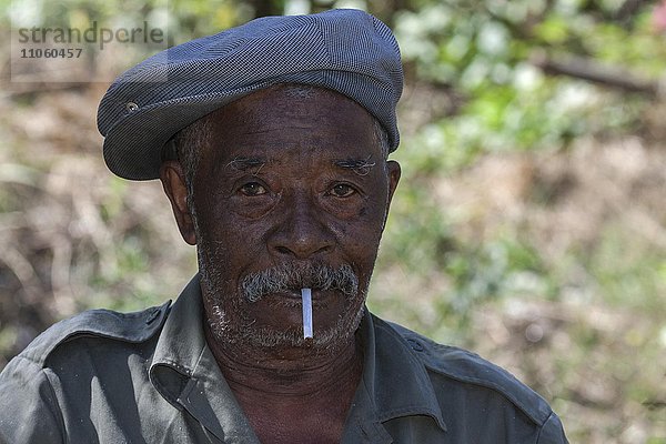 Einheimischer Mann mit Zigarette und Mütze  Portrait  La Reunion  Afrika