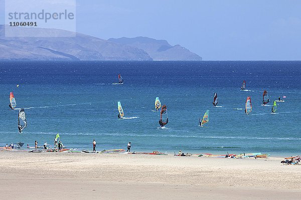 Windsurfer im türkisblauen Meer vor dem Strand Playa Risco del Paso  Playa de Sotavento  Jandia  Fuerteventura  Kanarische Inseln  Spanien  Europa