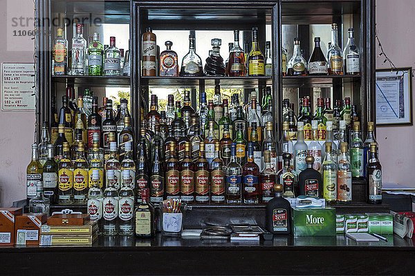Verschiedene Spirituosen in der Bar  Hotel Nacional de Cuba  historisches Luxushotel  Havanna  Kuba  Nordamerika