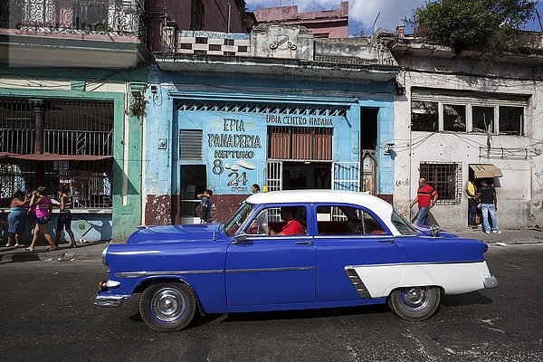 Straßenszene mit einem Oldtimer  blau  Altstadt  Havanna  Kuba  Nordamerika