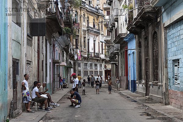 Straßenszene mit typischen Häusern  Altstadt von Havanna  Kuba  Nordamerika