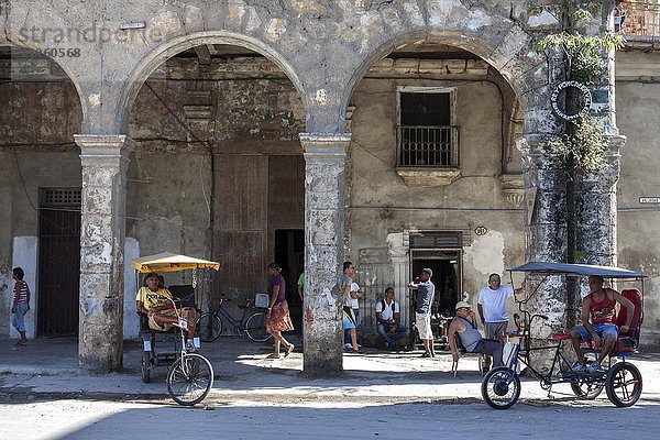 Typische Straßenszene in der Altstadt von Havanna  Havanna Vieja  Kuba  Nordamerika
