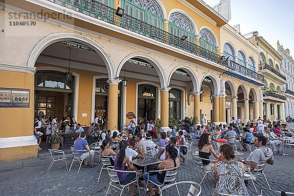 Gäste sitzen vor einem Restaurant am Plaza Vieja  Altstadt von Havanna  Havanna Vieja  Kuba  Nordamerika