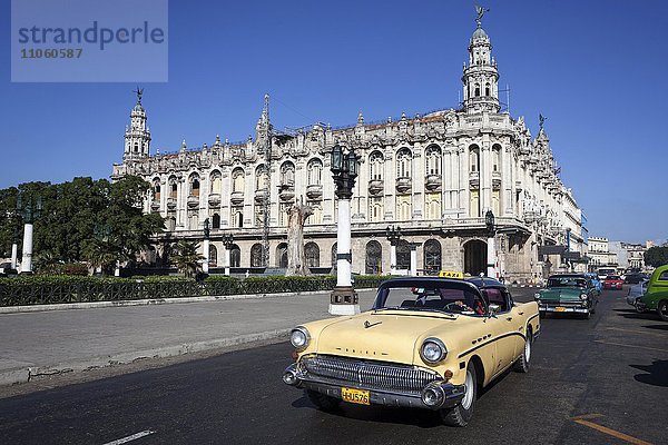 Straßenszene  Oldtimer fahren vor dem Großen Theater von Havanna  Gran Teatro de La Habana Alicia Alonso auf dem Prado  Havanna  Kuba  Nordamerika