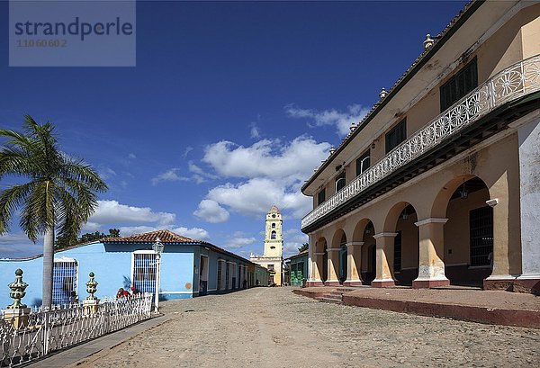 Straße und bunte Häuser  rechts das Museo Romantico im Palacio Brunet  hinten die Kirche Iglesia Parroquial de la Santisima  historische Altstadt  Trinidad  Provinz Sancti Spiritus  Kuba  Nordamerika