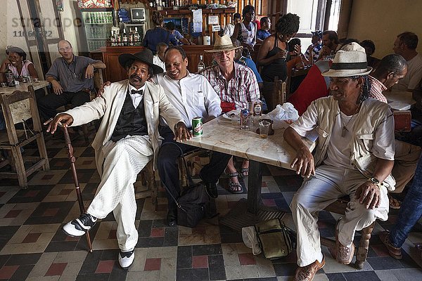 Männerrunde in einem Casa de la Trova  Santiago de Cuba  Provinz de Santiago de Cuba  Kuba  Nordamerika