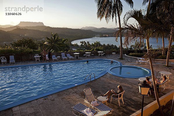 Pool im Hotel El Castillo  links Tafelberg El Yunque  rechts die Bucht Bahía de Miel  Baracoa  Provinz Guantanamo  Kuba  Nordamerika