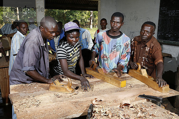 Lehrlinge beim Hobeln  Tischlerei und Schreiner Werkstatt  Matamba-Solo  Provinz Bandundu  Republik Kongo