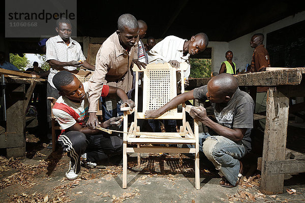 Lehrlinge arbeiten an einem Stuhl  Tischlerei und Schreiner Werkstatt  Matamba-Solo  Provinz Bandundu  Republik Kongo