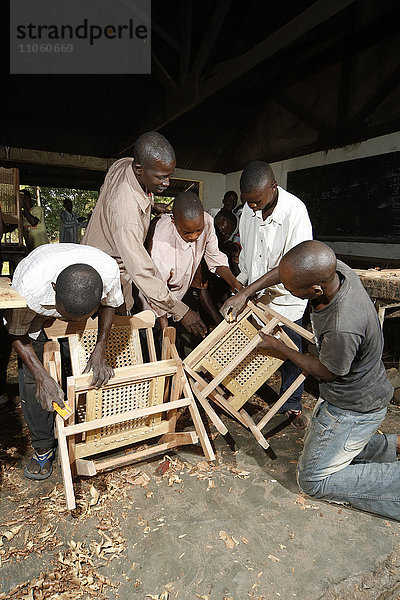 Lehrlinge arbeiten an einem Stuhl  Tischlerei und Schreiner Werkstatt  Matamba-Solo  Provinz Bandundu  Republik Kongo