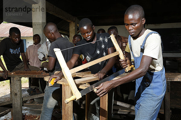 Lehrlinge beim Sägen  Tischlerei und Schreiner Werkstatt  Matamba-Solo  Provinz Bandundu  Republik Kongo