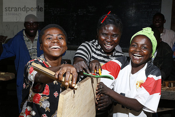 Lehrlinge messen Holzplatte  Tischlerei und Schreiner Werkstatt  Matamba-Solo  Provinz Bandundu  Republik Kongo