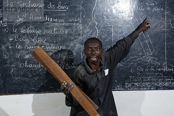 Lehrer einer Tischlerei und Schreiner Werkstatt an der Tafel  Matamba-Solo  Provinz Bandundu  Republik Kongo
