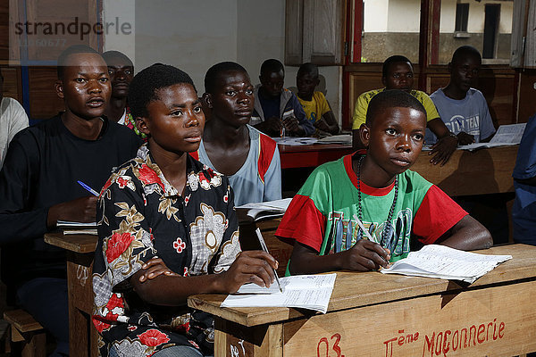 Lehrlinge  Schüler einer Tischlerei und Schreiner Werkstatt sitzen an einer Schulbank  Matamba-Solo  Provinz Bandundu  Republik Kongo